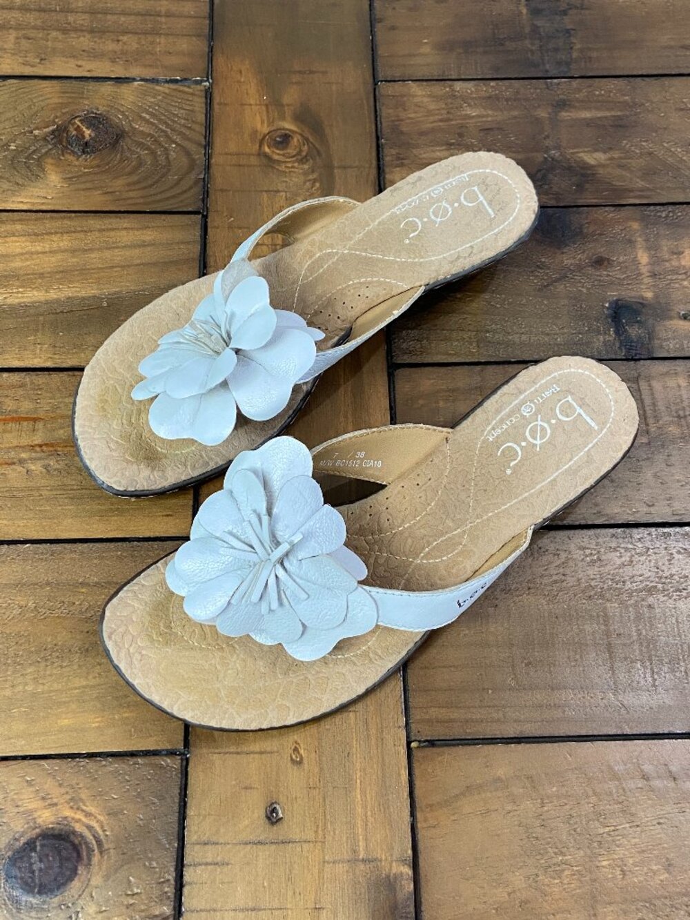 b.o.c. Born Concept White Flower Thong Sandals 7
